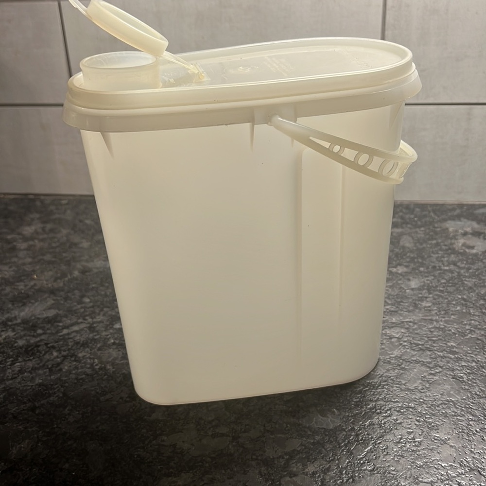 Vintage juice/drink container. With lid and handle. 64 Oz. This looks new or